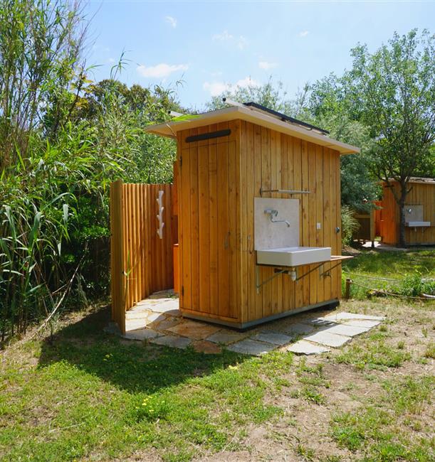 Camping avec Sanitaire privé sur emplacement - Douche extérieure