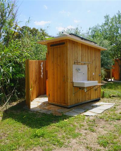 Emplacement avec sanitaire individuel à ciel ouvert - Camping Beauregard Plage